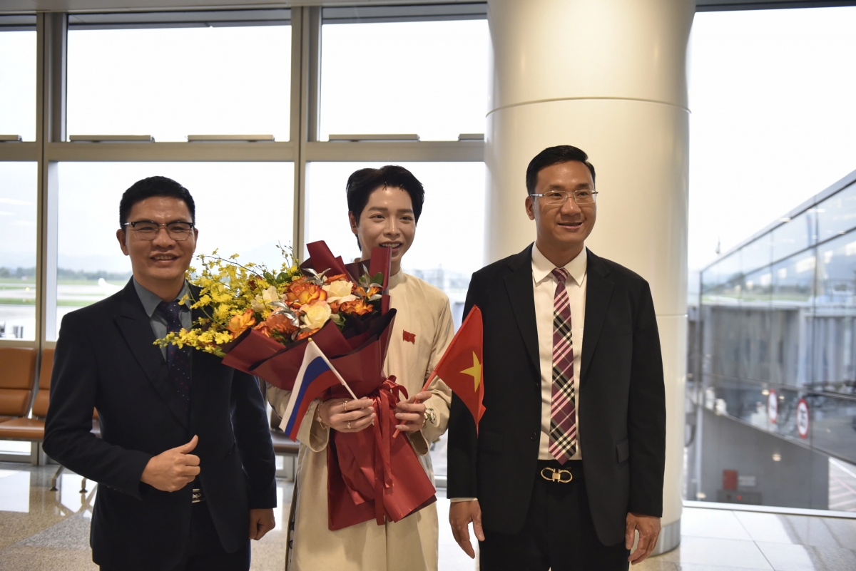 Ông Hà Minh Thắng (ngoài cùng bên phải), Cục phó Cục Nghệ thuật biểu diễn, Trưởng đoàn đón Đức Phúc tại sân bay Nội Bài
