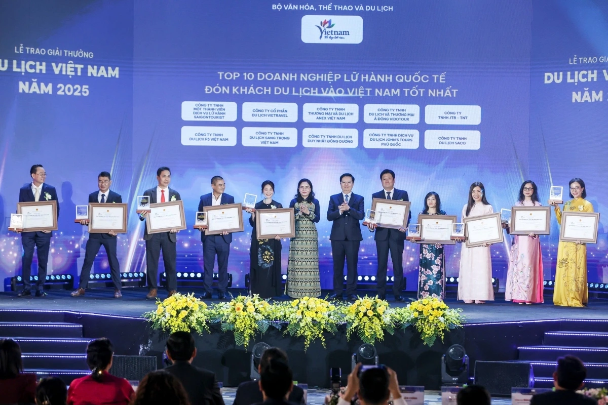 Phó Thủ tướng Chính phủ Mai Văn Chính và Thứ trưởng Bộ VHTTDL Trịnh Thị Thủy trao giải cho 10 doanh nghiệp lữ hành quốc tế đón khách du lịch vào Việt Nam tốt nhất
