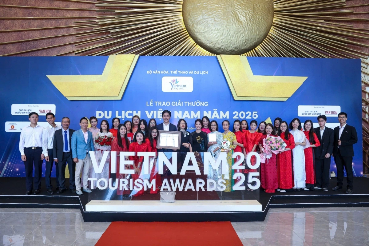 Tập thể lãnh đạo, nhân viên Công ty TNHH Du lịch F5 Việt Nam