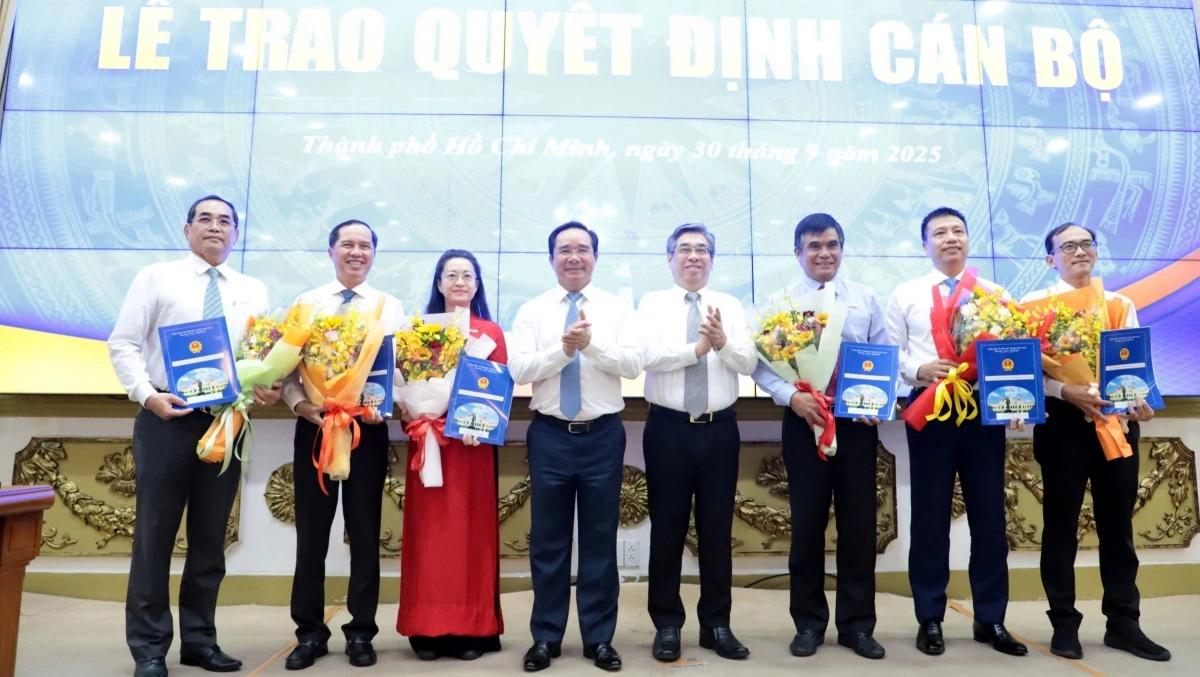 Ông Nguyễn Văn Được trao quyết định cho Ban Tổng Giám đốc Đài Phát thanh - Truyền hình TP.HCM (ảnh T.B)