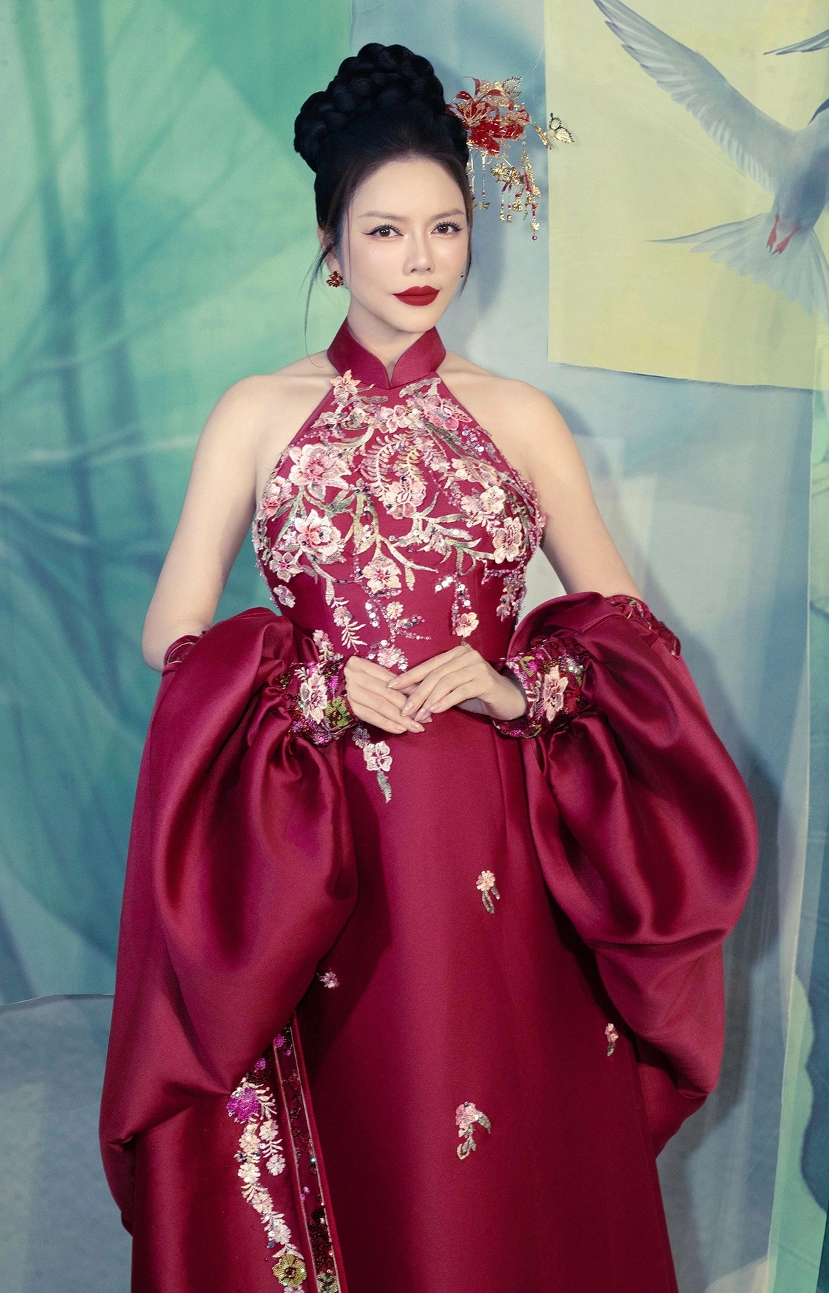 Diễn viên Lý Nhã Kỳ biến hóa phong cách ngoạn mục khi chạy hai show trong một buổi tối.