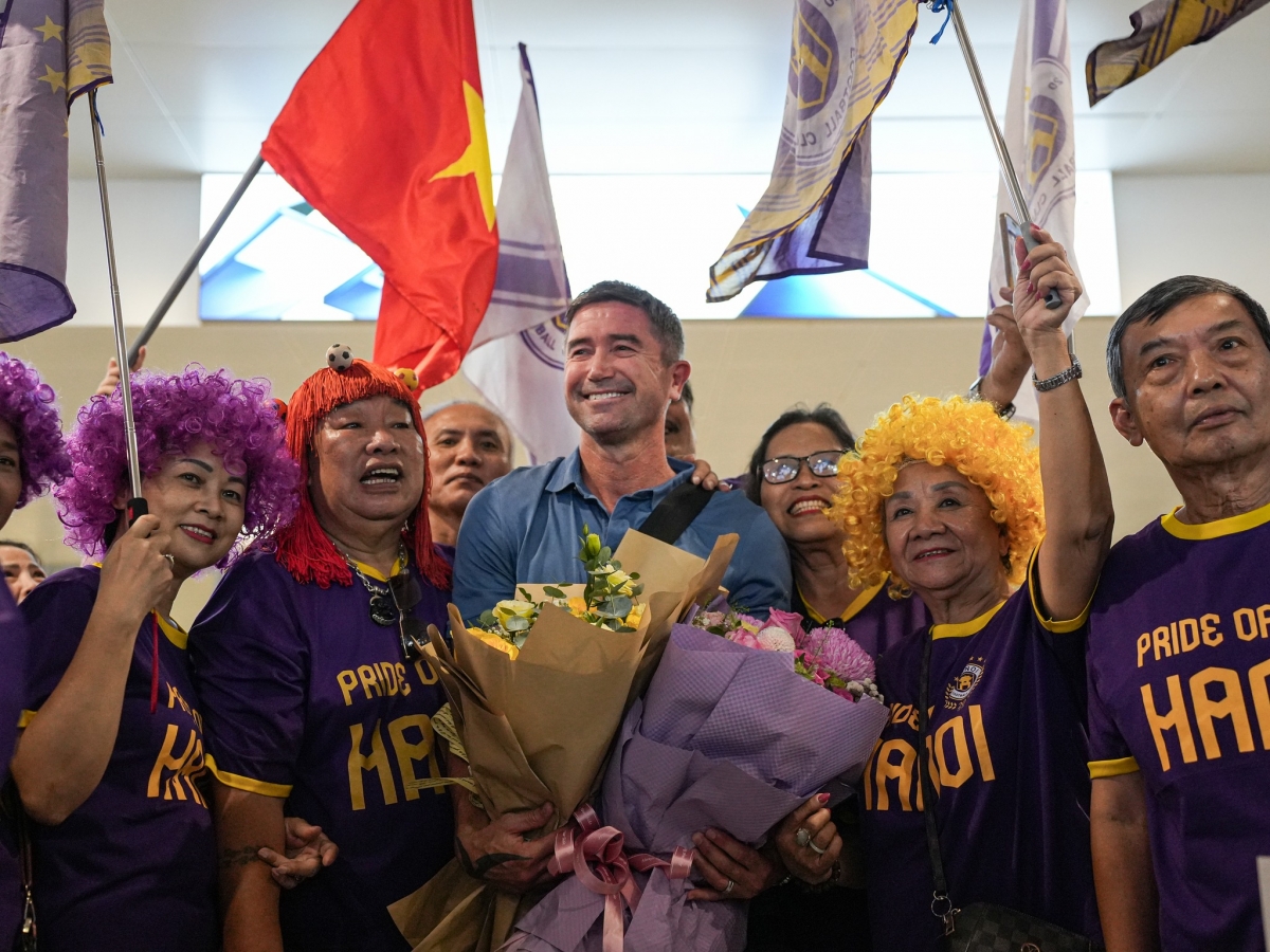 Huyền thoại bóng đá Australia nhận được sự chào đón nồng nhiệt của các CĐV Hà Nội FC. 