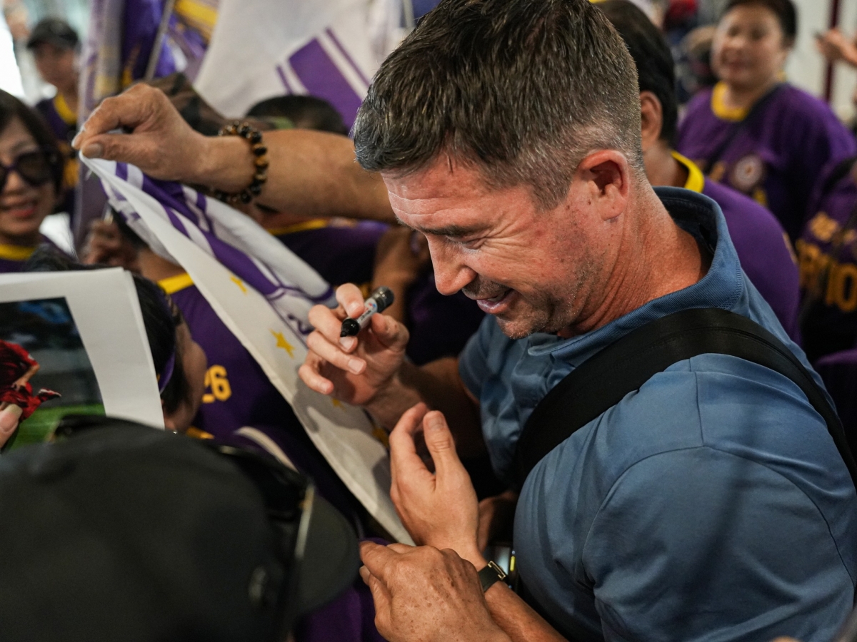 Quá trình tiếp cận, đàm phán và thuyết phục thành công giữa Hà Nội FC và Harry Kewell diễn ra nhanh gọn, hiệu quả, dựa trên tinh thần cầu thị giữa đôi bên. Trận đấu đầu tiên nhà cầm quân này dẫn dắt Hà Nội FC là trận đấu với Ninh Bình ngày 18/10. 