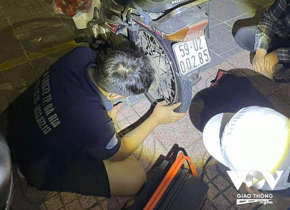 Hỗ trợ sửa xe cho người dân
