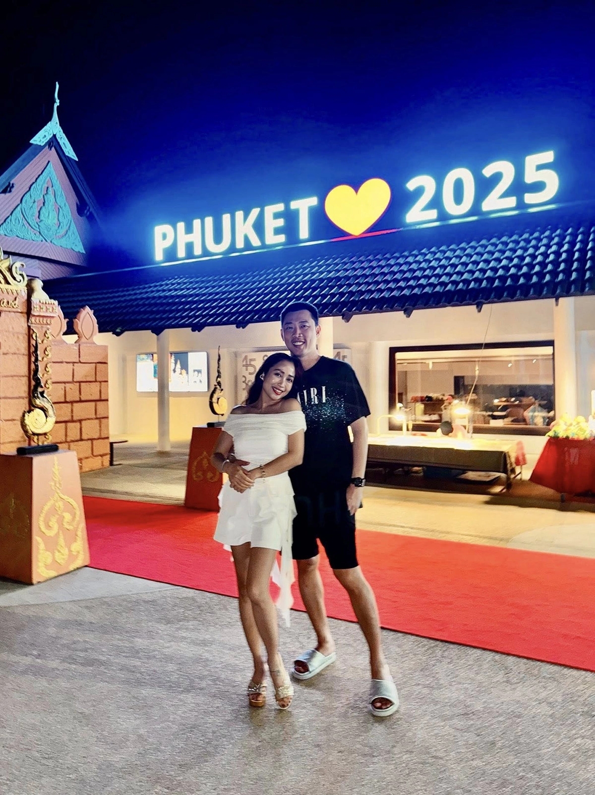 Vợ chồng Ốc Thanh Vân tình tứ ở đảo Phuket, Thái Lan, giữa tháng 10. Diễn viên cho biết hôm 13/10 là tròn 17 năm ngày cưới của cô và ông xã Trí Rùa. Trước khi kết hôn, đôi vợ chồng bên nhau gần 10 năm, gắn bó từ lúc còn học phổ thông.