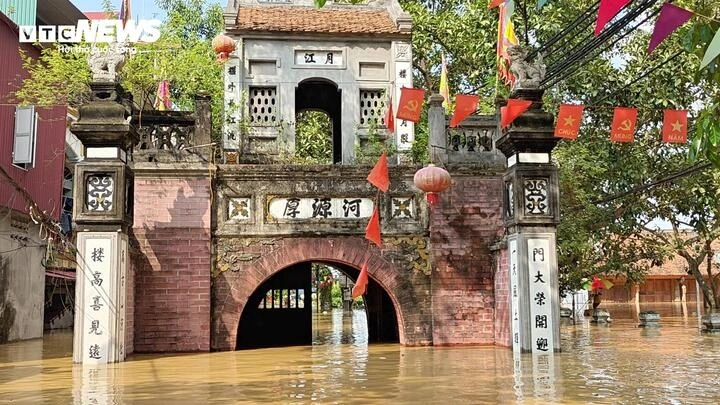 Cổng làng Thổ Hà, phường Vân Hà (Bắc Ninh) ngập sâu hơn 2m sau cơn bão số 11