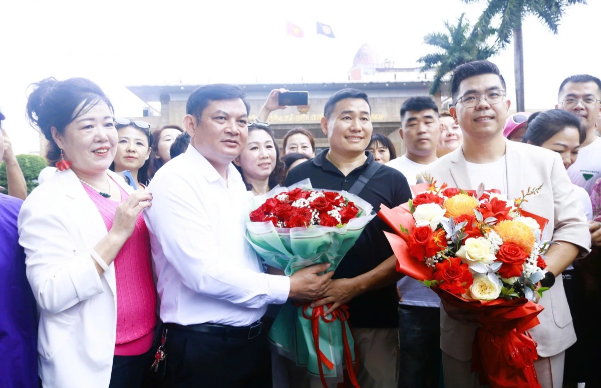 Ông Đỗ Văn Tuấn - Chủ tịch UBND phường Móng Cái 1, tỉnh Quảng Ninh đã đón tiếp trọng thị, tặng hoa và gửi lời chào mừng tới đoàn khách