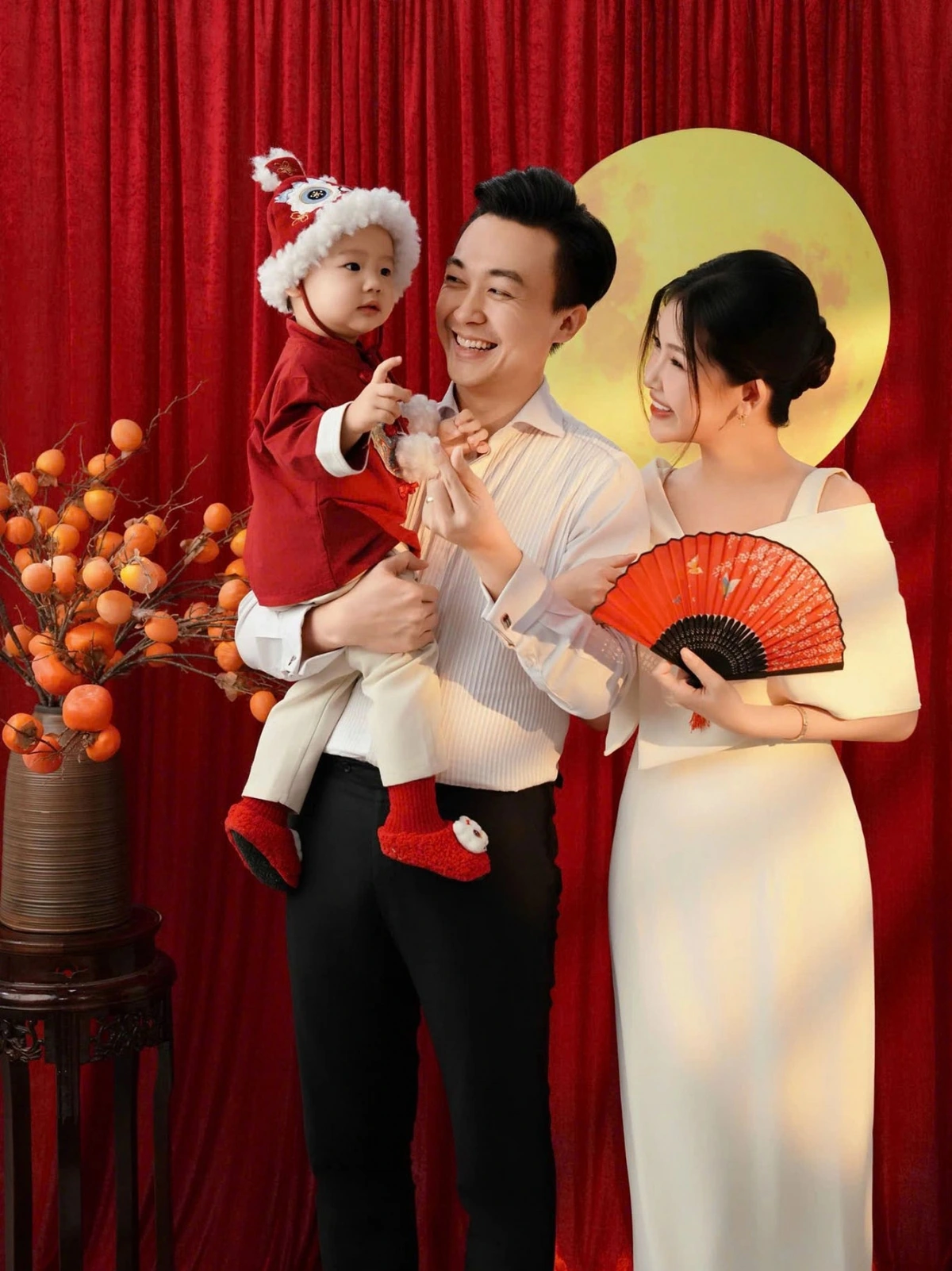 Hoa hậu Lê Âu Ngân Anh cùng ông xã đưa quý tử đi chụp ảnh Trung thu.