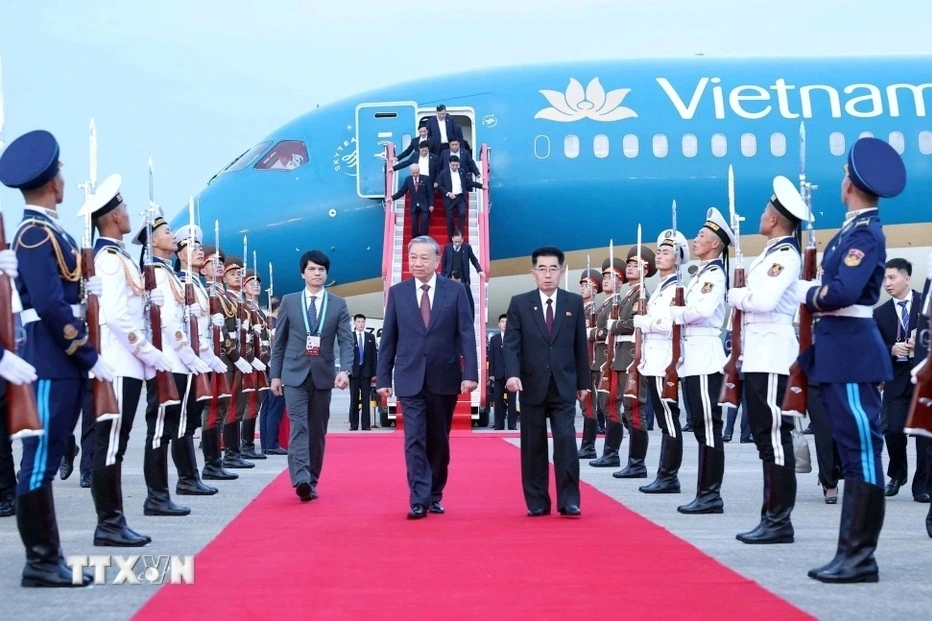General Secretary To Lam and his entourage arrive at Pyongyang International Airport on October 9, beginning their two-day working visit at the invitation of Kim Jong-un, General Secretary and Chairman of the State Affairs Commission of the DPRK. (Photo: VNA)