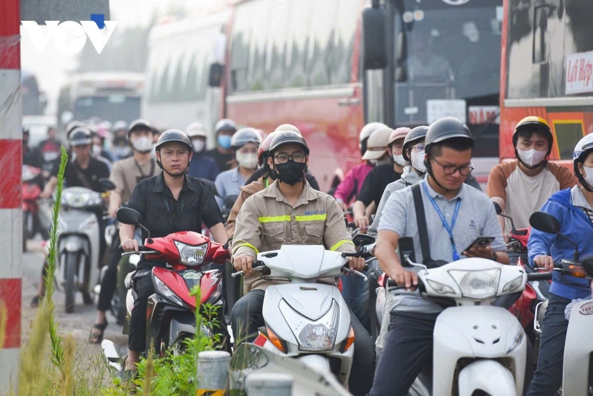 Mỗi ngày có hàng vạn công nhân ra vào các công ty, nhà máy tại Khu công nghiệp Quang Châu, (phường Nếnh, Bắc Ninh) nên xảy ra sự "hỗn loạn" trong giao thông