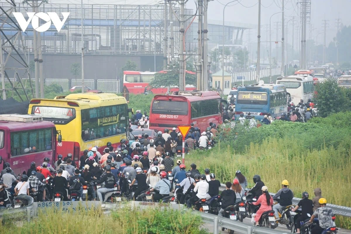 Tình trạng ùn tắc giao thông thường xuyên xảy ra tại khu vực gần Khu công nghiệp Quang Châu