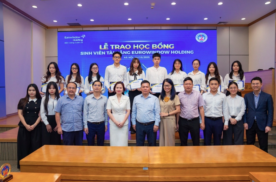 Bà Lại Ngọc Dung - GĐ Marketing Eurowindow Holding trao học bổng cho các sinh viên xuất sắc