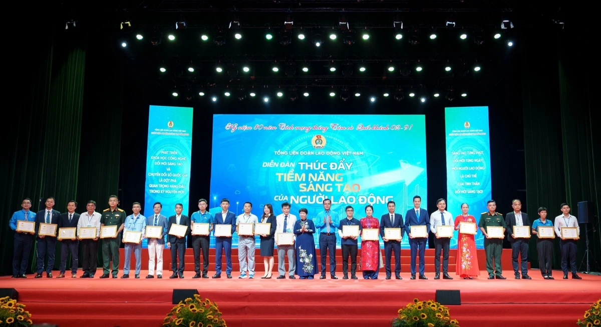 
Trung tâm vinh dự nhận Bằng khen “Lao động sáng tạo” của Tổng Liên đoàn Lao động Việt Nam với sáng kiến “Giải pháp đánh giá vùng phủ tuyến đường và nhận diện đoạn đường yếu sóng sử dụng Machine Learning trên tập dữ liệu lớn từ Geolocation, Tổng Công ty Viễn thông MobiFone”