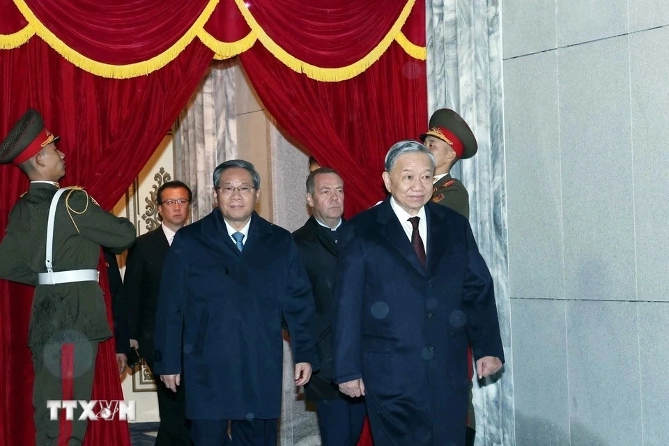 Later on October 10, General Secretary To Lam joins other foreign leaders at the grand ceremony marking 80 years of the Workers’ Party of Korea, held at Kim Il-sung Square in Pyongyang. In his speech, General Secretary and State Affairs Commission Chairman Kim Jong-un expresses his gratitude to guests from various sectors and international friends attending the ceremony. (Photo: VNA)