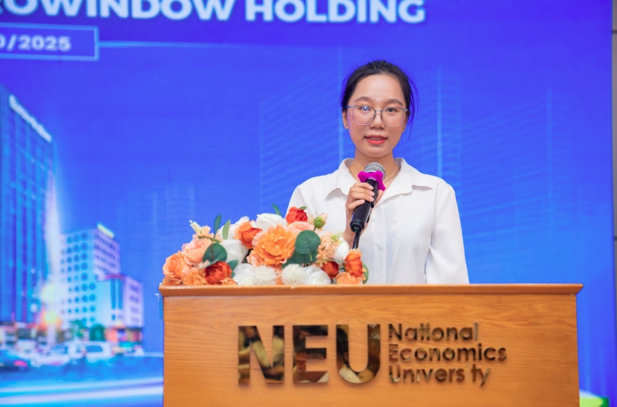 Sinh viên Nguyễn Bảo Minh – đại diện sinh viên nhận học bổng phát biểu tại buổi lễ