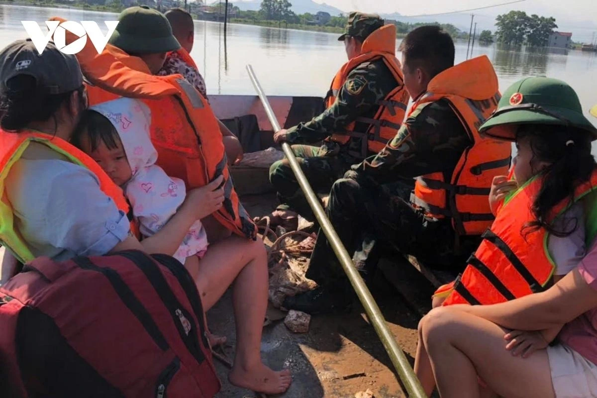 Các chiến sĩ trung đoàn 141, Sư đoàn 312, Quân đoàn 12 liên tục ra vào vùng ngập để vận chuyển người dân xã Trung Giã đến địa điểm an toàn.