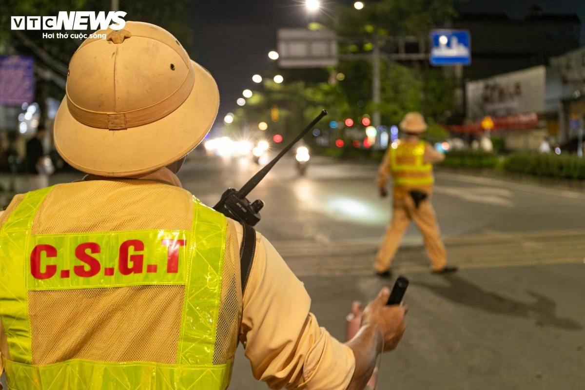 Trước đó, thực hiện chỉ đạo của Cục trưởng Cục CSGT, lực lượng CSGT toàn quốc đồng loạt ra quân kiểm tra chuyên đề nồng độ cồn. Sau 2 ngày triển khai (18-19/10), CSGT toàn quốc phát hiện và xử lý 8.432 trường hợp vi phạm, gồm 4 lái xeô tô khách, 39 lái xeô tô tải, 280 lái xe ô tô con, 8.003 lái xe mô tô và 106 người điều khiển phương tiện thô sơ.