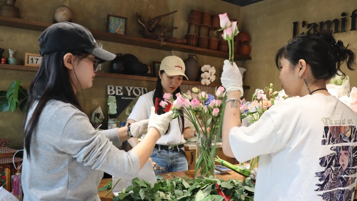 Chủ shop hoa L’ami floral cho biết, hoa hồng, tulip và ly kép là ba loại được khách chuộng nhất, đặc biệt là hoa hồng nhập