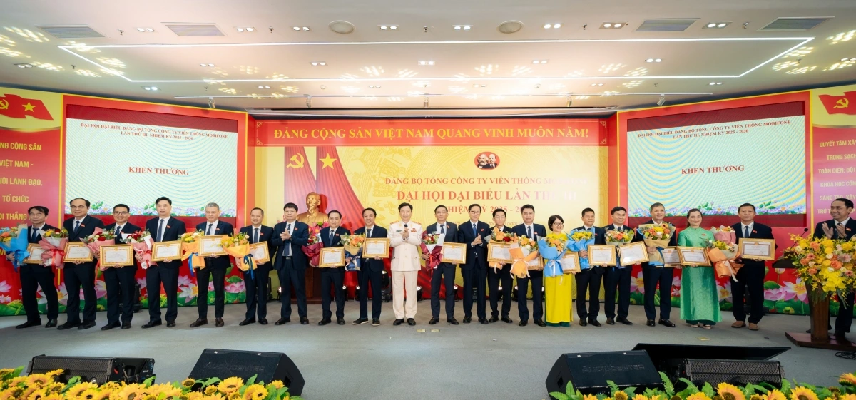 Đại diện đơn vị nhận khen thưởng "Tập thể có thành tích tiêu biểu trong Công tác Phát triển Đảng viên, nhiệm kỳ 2020-2025”