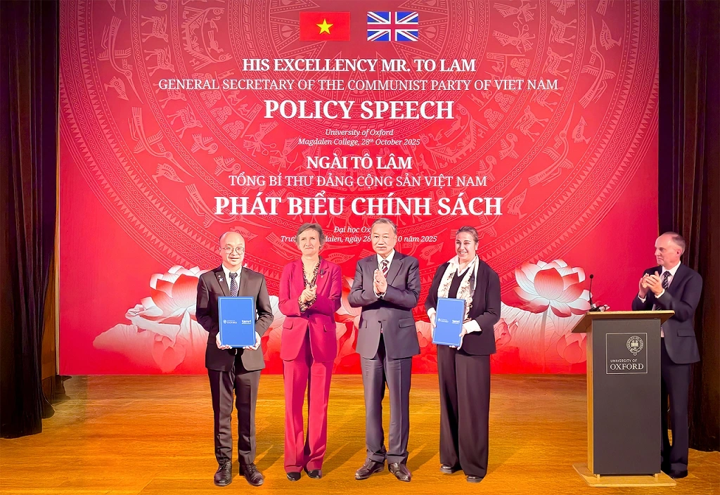 Lễ ký kết diễn ra tại Đại học Oxford, trước sự chứng kiến của Tổng Bí thư Tô Lâm và GS Irene Tracey - Phó hiệu trưởng Đại học Oxford, ngày 28/10, tại Vương quốc Anh (Ảnh: Viện Nghiên cứu Tâm Anh)