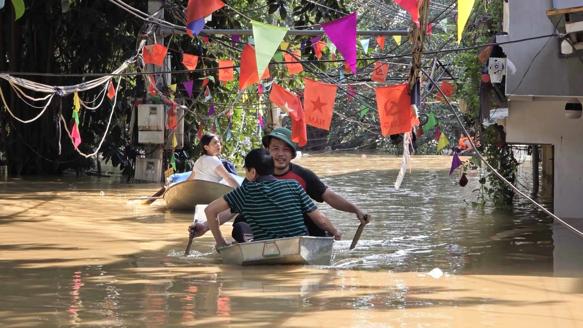 Người dân Thổ Hà, phải di chuyển bằng thuyền do mực nước ngập sâu