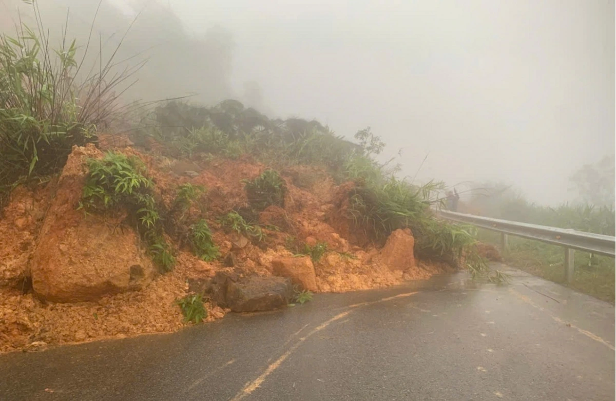 Đất đá sạt lở phủ kín mặt đường. Ảnh: B.H