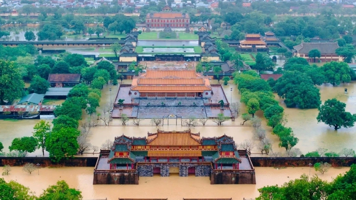 Mưa lũ gây ngập sâu và cô lập nhiều khu vực ở thành phố Huế