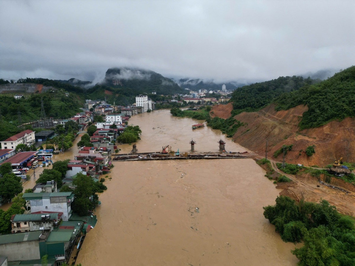 Khoảng 9h sáng nay (1/10), tại phường Hà Giang 1 (tỉnh Tuyên Quang), mực nước sông Lô dâng cao khiến nhiều khu dân cư bị cô lập trong biển nước. Ảnh: XĐ