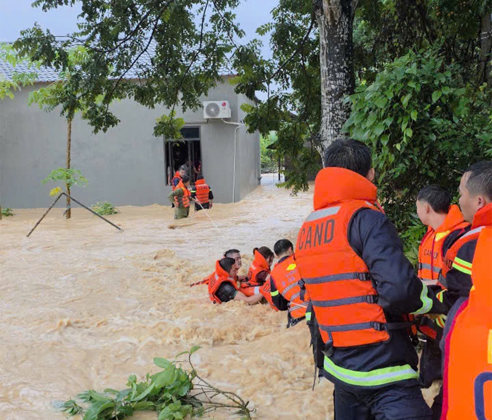Sáng 7/10, cán bộ, chiến sĩ Phòng Cảnh sát phòng cháy, chữa cháy và cứu nạn, cứu hộ phối hợp với Công an xã Đồng Kỳ (Công an tỉnh Bắc Ninh) kịp thời cứu 5 người trong một gia đình. (Ảnh: CACC)