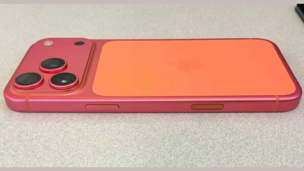 Chiếc iPhone 17 Pro Max gây chú ý trên mạng xã hội.