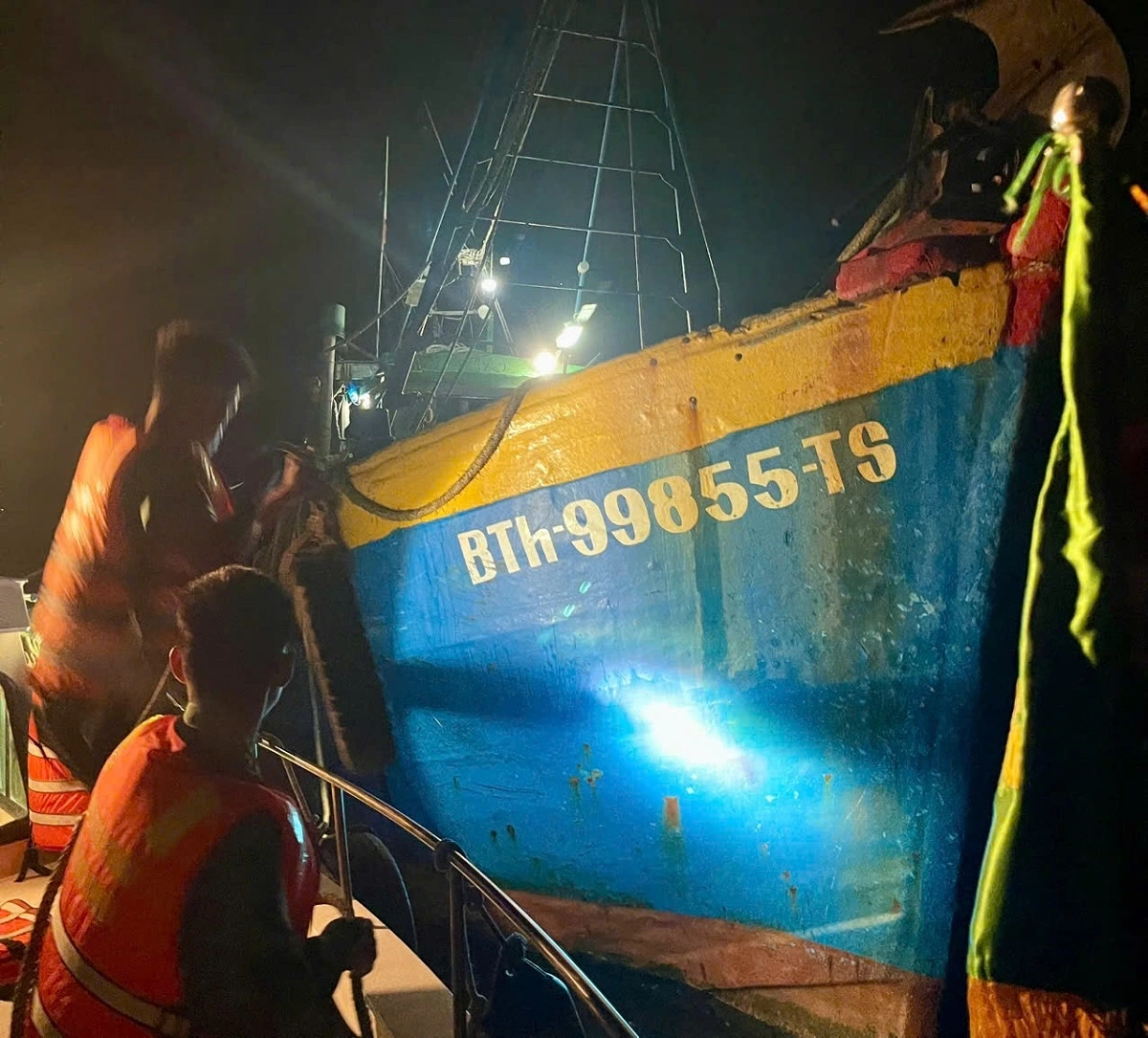 Tàu cá bị phát hiện, bắt quả tang khi đang thực hiện hành vi khai thác hải sản bằng lưới kéo đôi (giã cào bay) sai tuyến quy định. (Ảnh: B.Đ.B.P)