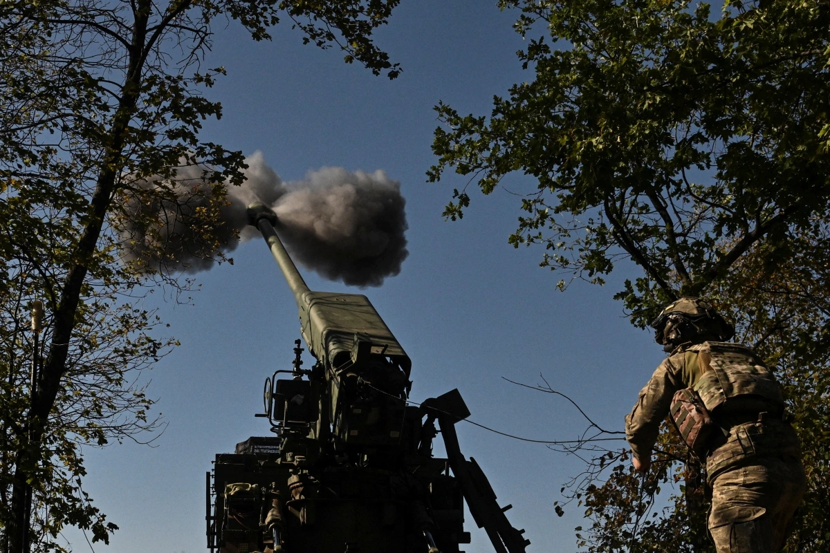 Binh lính Ukraine khai hỏa lựu pháo trên tiền tuyến ở Zaporizhzhia. Ảnh: Reuters