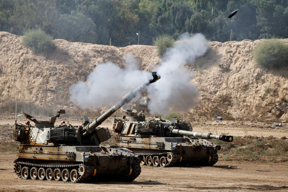 Một phương tiện quân sự ở Israel khai hỏa về phía Gaza ngày 28/9/2025. Ảnh: Reuters