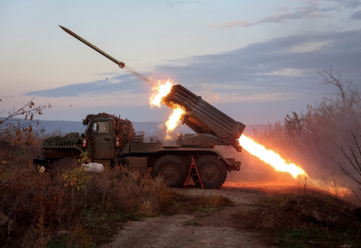 Binh lính Ukraine khai hỏa pháo phản lực Grad về phía quân đội Nga trên tiền tuyến ở Kostiantynivka. Ảnh: Reuters
