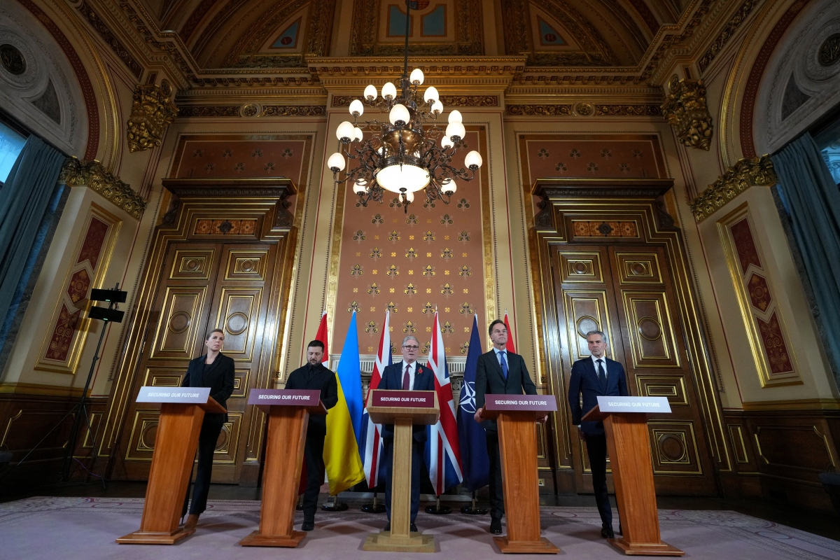 Thủ tướng Đan Mạch Mette Frederiksen, Tổng thống Ukraine Volodymyr Zelensky, Thủ tướng Anh Keir Starmer, Tổng Thư ký NATO Mark Rutte và Thủ tướng Hà Lan Dick Schoof phát biểu trước báo giới sau cuộc họp của “Liên minh Tự nguyện” tại London ngày 24/10. Ảnh: Reuters