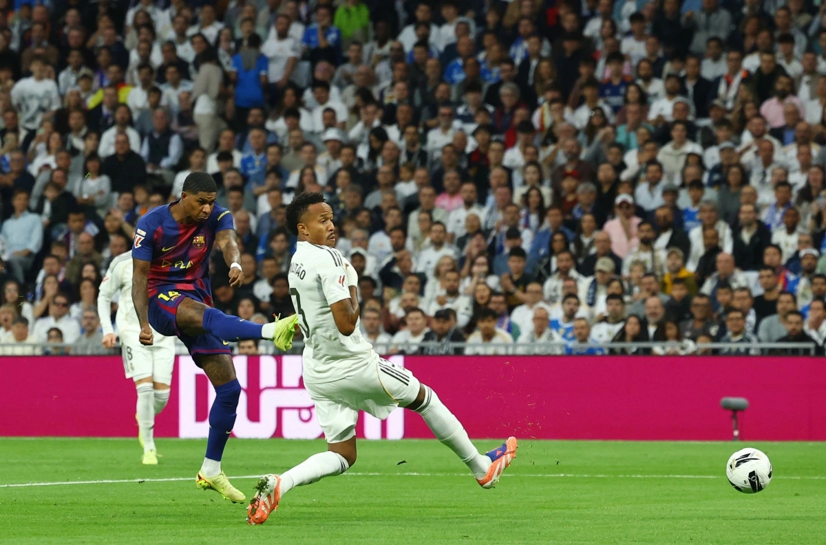 Trận đấu diễn ra với tốc độ cao (Ảnh: Reuters).