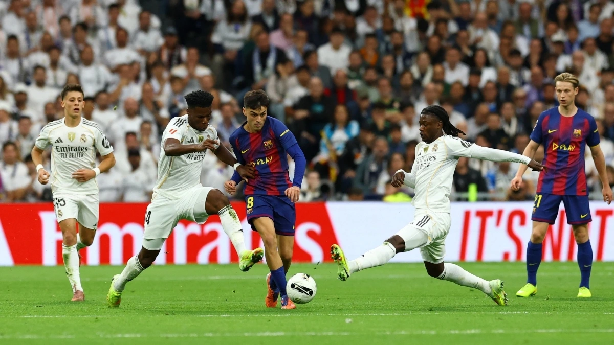 Real Madrid và Barcelona đang chơi đôi công hấp dẫn (Ảnh: Reuters).
