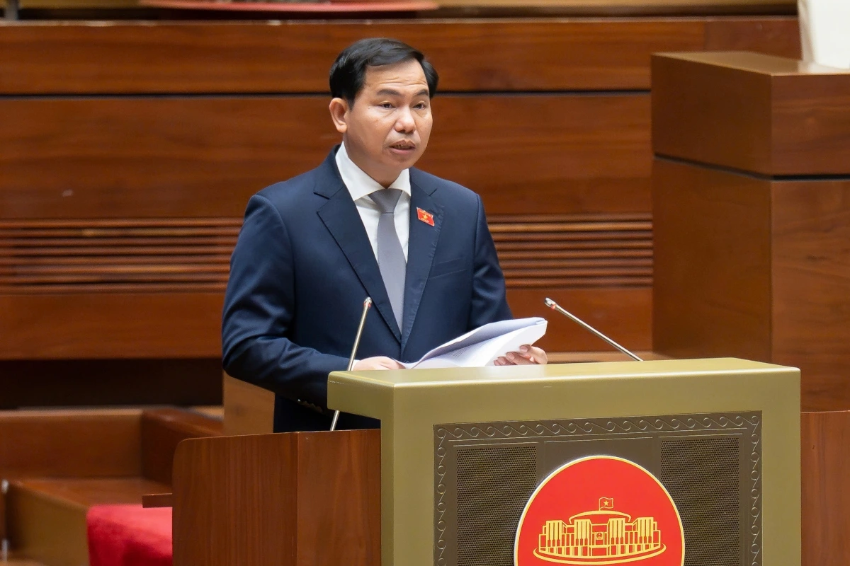 Tổng Thư ký Quốc hội, Chủ nhiệm Văn phòng Quốc hội Lê Quang Mạnh trình bày báo cáo giám sát (Ảnh: Quốc hội)