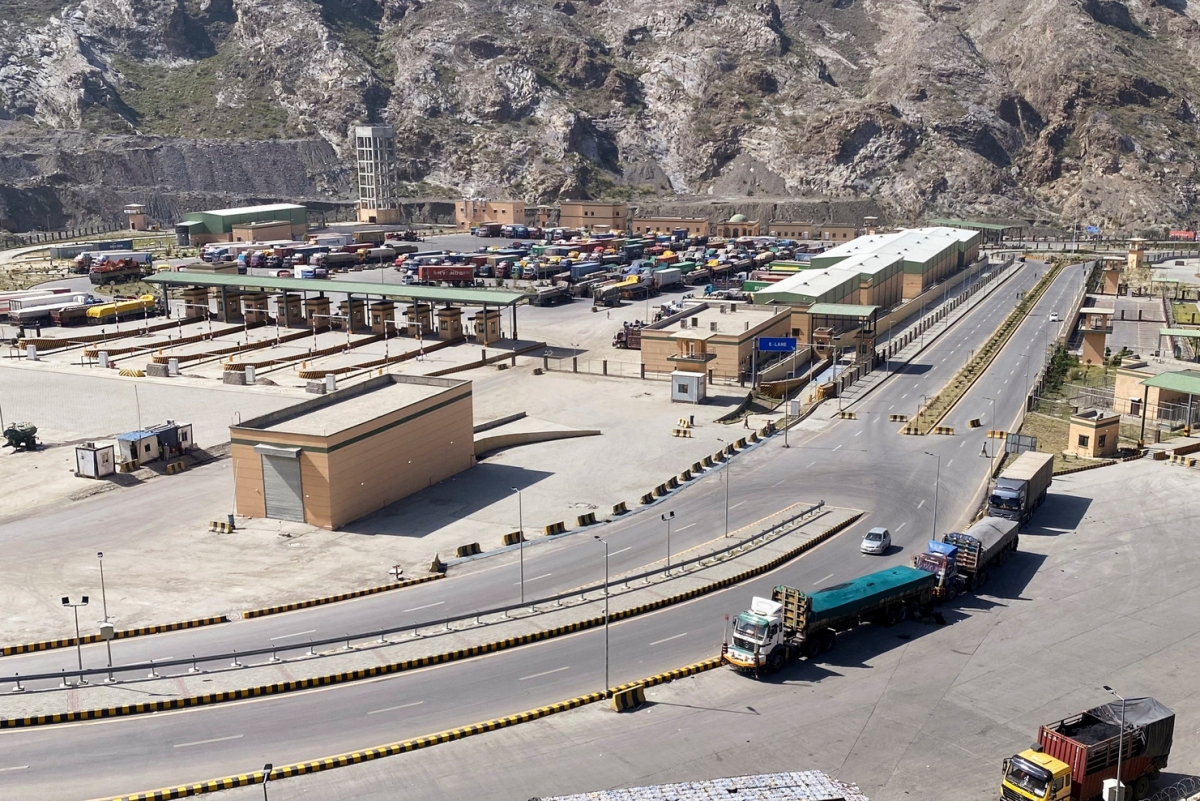 Cửa khẩu Torkham ở biên giới Pakistan - Afghanistan sáng 12/10 sau khi Pakistan tuyên bố đóng cửa biên giới với nước láng giềng. Ảnh: Reuters