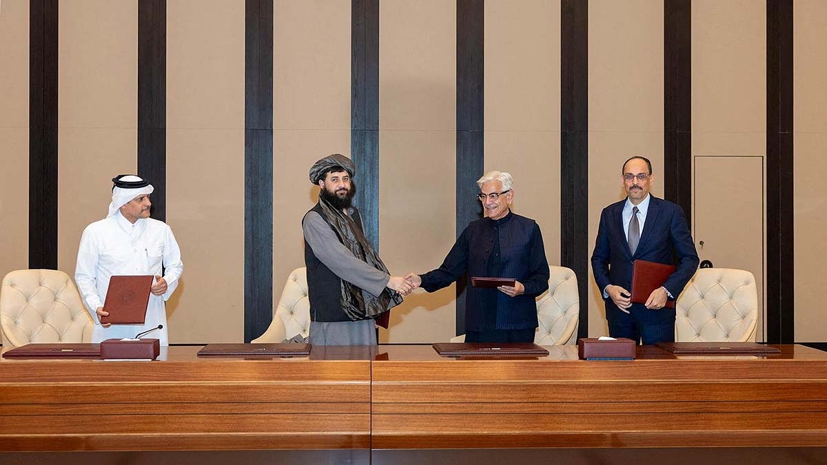 Bộ trưởng Quốc phòng Pakistan Khawaja Muhammad Asif và người đồng cấp của chính quyền Taliban tại Afghanistan Mullah Mohammad Yaqoob Mujahid tham dự cuộc đàm phán hòa bình đầu tiên ở Doha, Qatar hôm 19/10 (Ảnh: Reuters)