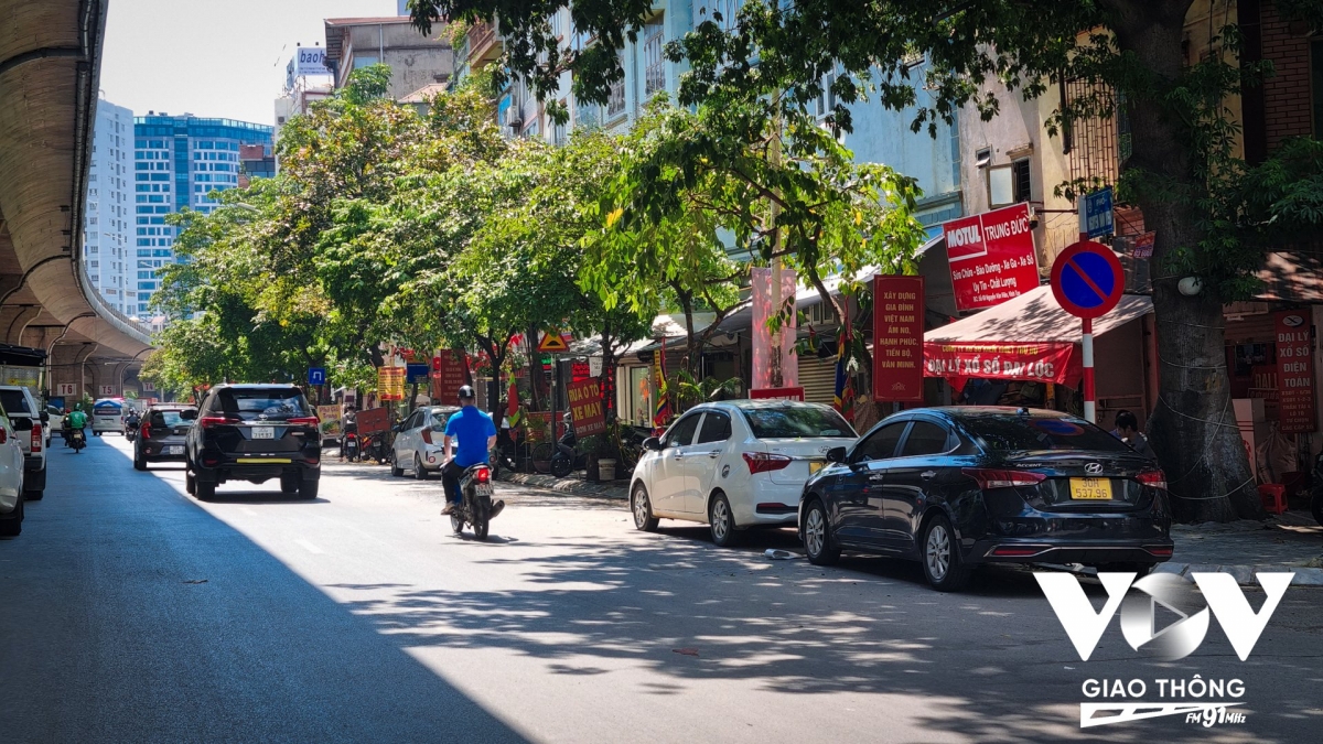 Anh N.T.Dương, người dân phường Vĩnh Hưng cho biết: “Trước đây gửi xe dưới gầm cầu vì có bóng mát, có người trông. Giờ giải thể bãi đỗ, xe đỗ tràn dưới lòng đường cũng phải chấp nhận, không ai quản lý cả”.