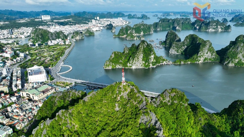 With specific goals, tasks, and solutions set for the new phase, Quang Ninh continues to affirm itself as an all-season destination, determined to accelerate and make breakthroughs in tourism development, maintaining its position as a spearhead economic sector and one of the key pillars of the province’s growth. (Photo: baoquangninh.vn)