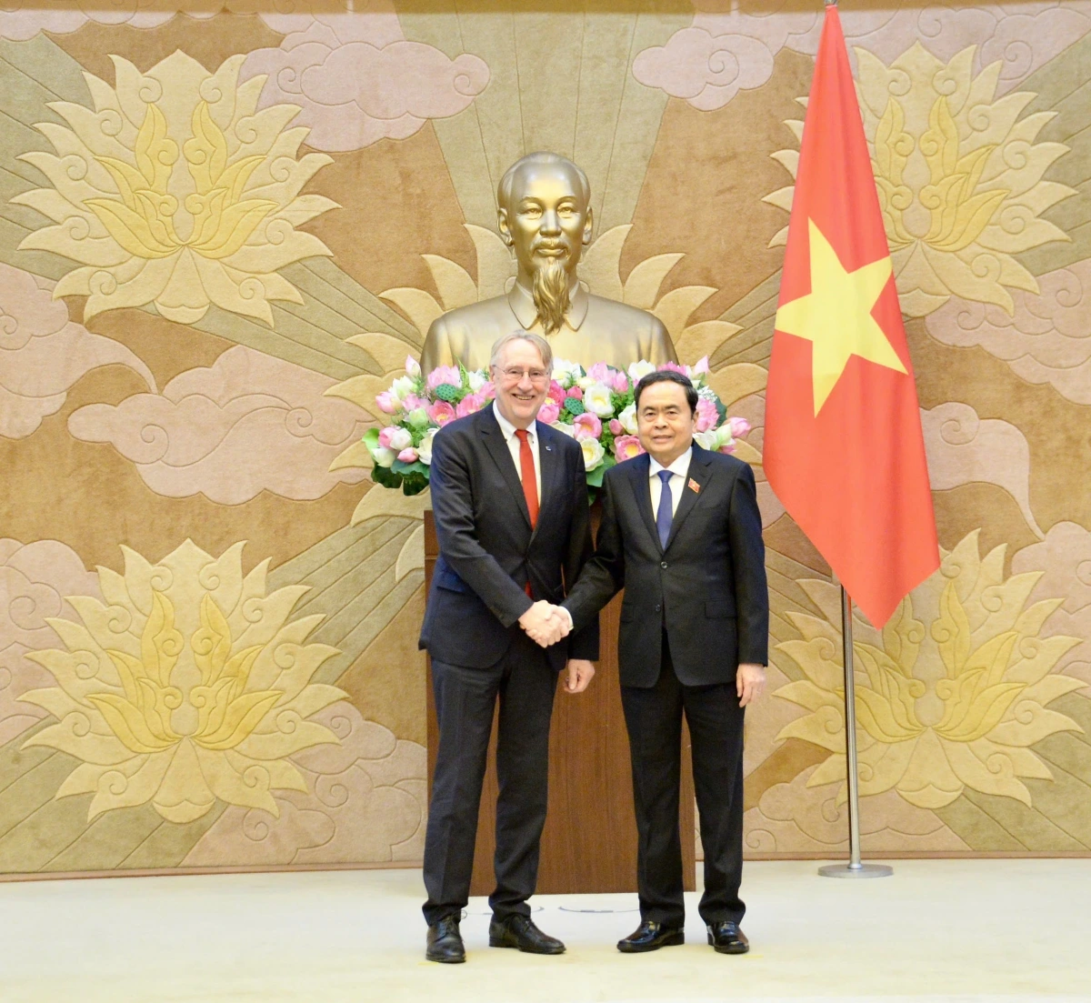 Chủ tịch Quốc hội Trần Thanh Mẫn chào đón Phó Chủ tịch Đảng Dân chủ Xã hội Đức Achim Post