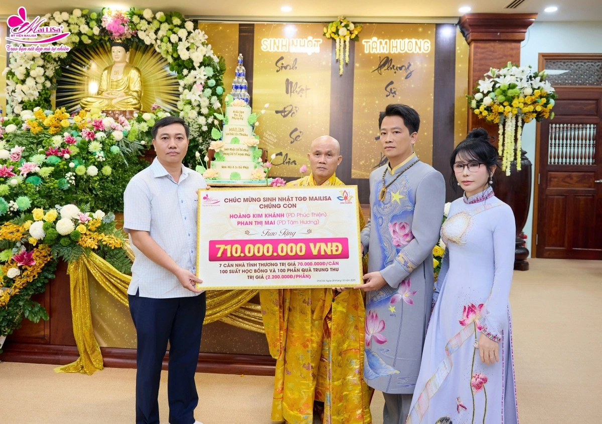 Vợ chồng doanh nhân Hoàng Kim Khánh – Phan Thị Mai trao bảng tượng trưng cho trụ trì tu viện Vĩnh Nghiêm và chính quyền địa phương, gửi tặng những phần quà thiện nguyện ý nghĩa trong buổi lễ sinh nhật