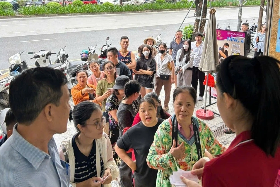 Người dân xếp hàng chờ mua bạc