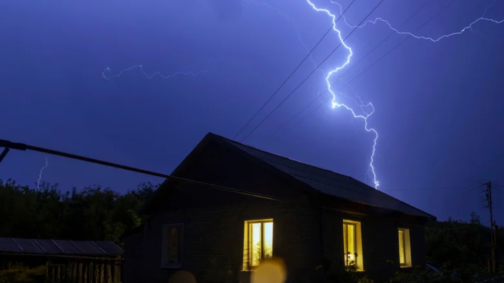 Hãy tránh sử dụng máy tính xách tay cắm điện trong ngày mưa bão.