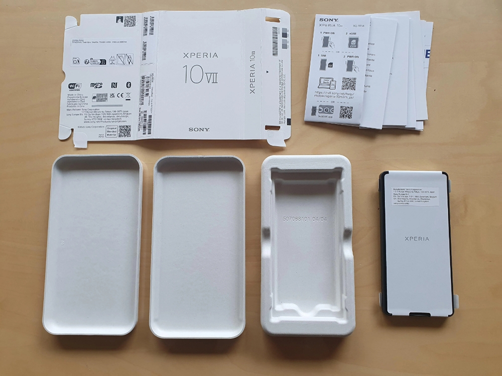 Ngoài giấy và thân máy Xperia 10 VII, người dùng không còn thấy củ sạc và cáp USB-C sau khi "đập hộp".