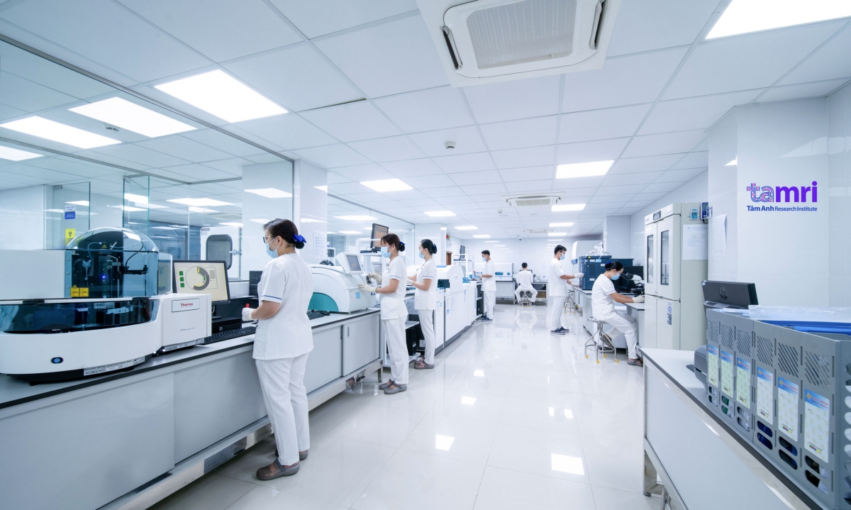 Trung tâm Giải phẫu bệnh - Tế bào thuộc Bệnh viện Đa khoa Tâm Anh và Viện Nghiên cứu Tâm Anh là đơn vị đầu tiên tại Việt Nam đạt đồng thời hai chứng nhận danh giá nhất trong lĩnh vực xét nghiệm và giải phẫu bệnh: ISO 15189:2012 và CAP, giúp kết quả xét nghiệm được công nhận quốc tế, thuận lợi cho hội chẩn đa quốc gia và cá thể hóa điều trị (Ảnh: Viện Nghiên cứu Tâm Anh)