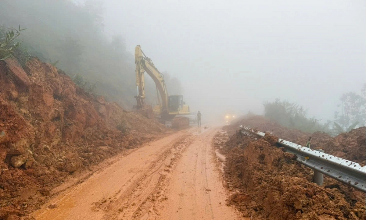 Các phương tiện đang xử lý lượng đất đá trên đường. Ảnh: B.H