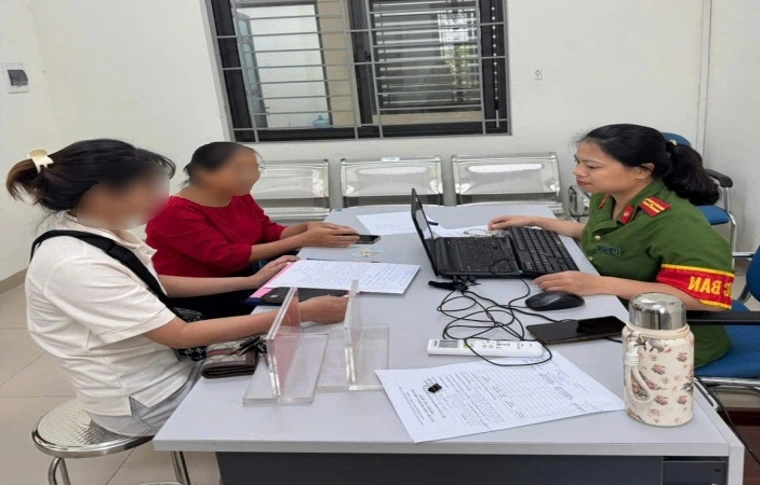 Bà Ánh chuyển hoàn lại số tiền chị Nữ đã chuyển khoản nhầm trước sự chứng kiến của cán bộ Công an xã